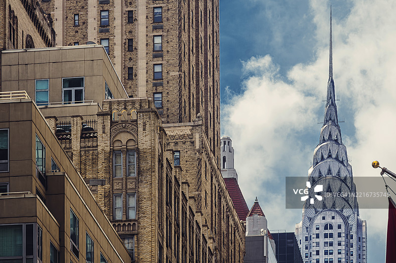 曼哈顿中城建筑，远处可见纽约市的克莱斯勒大厦，阴天，自然光，建筑摄影图片素材