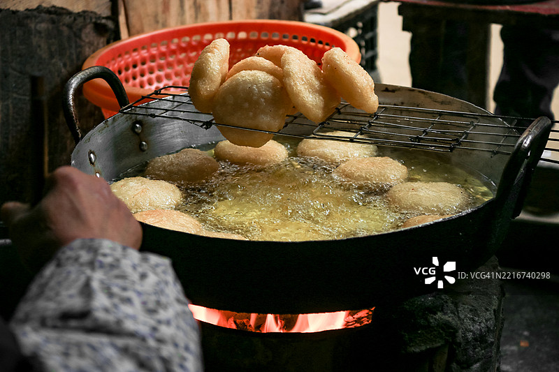 在少数民族市场炸制木薯淀粉蛋糕图片素材