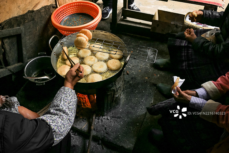在少数民族市场炸制木薯淀粉蛋糕图片素材