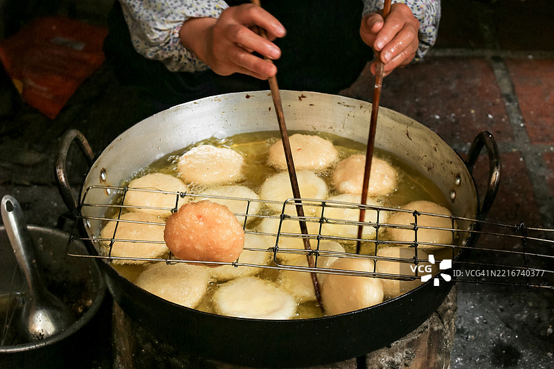 在少数民族市场炸制木薯淀粉蛋糕图片素材