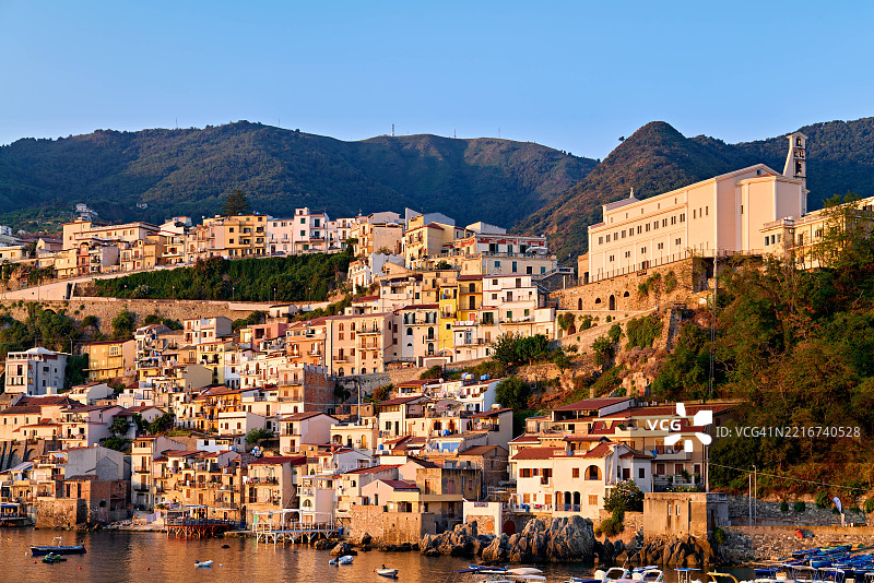 卡拉布里亚的奇亚纳莱亚渔村在日出时分，斯基拉，卡拉布里亚，意大利图片素材