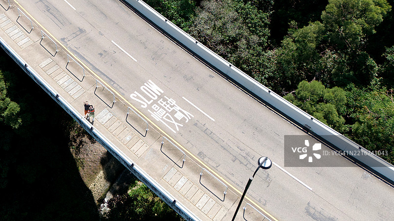 高角度视图的桥梁横跨道路图片素材