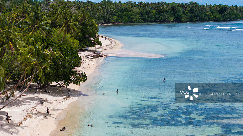 孩子们在海洋中玩耍，西海岸，新爱尔兰省，巴布亚新几内亚，新爱尔兰图片素材