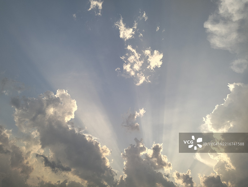 低角度视图的阳光透过云层图片素材