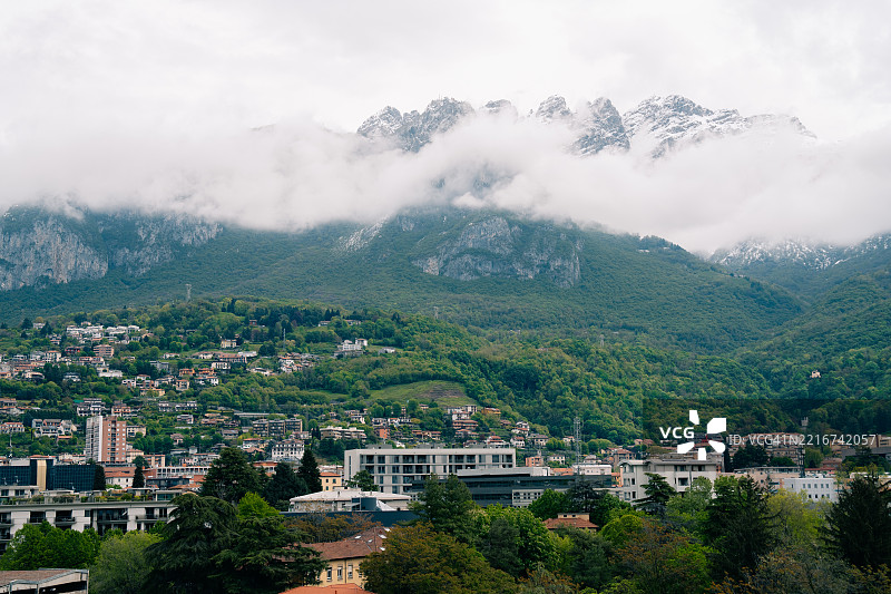 意大利莱科 - 19052024 风景如画的山脉和城镇景观图片素材