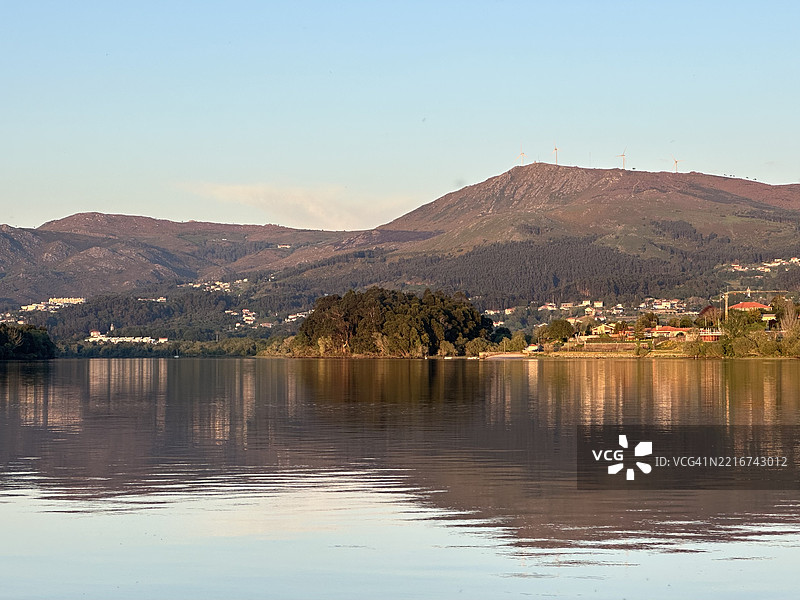 黄昏时分，西班牙加利西亚地区O Rosal附近的米尼奥河与背景中的山脉景观图片素材