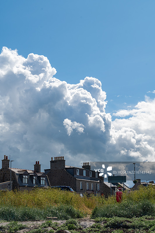 建筑物在多云天空下的景观图片素材