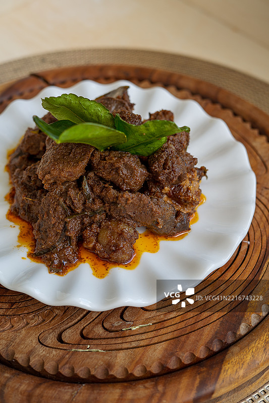 牛肉仁当，传统菜肴，通常在开斋节期间享用。图片素材