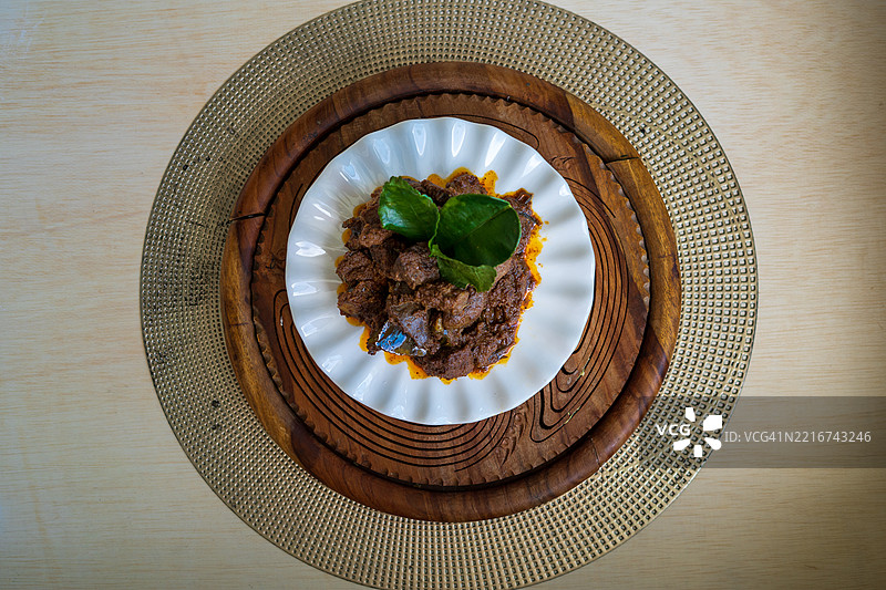 牛肉仁当，传统菜肴，通常在开斋节期间享用。图片素材