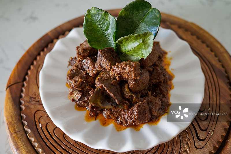牛肉仁当，传统菜肴，通常在开斋节期间享用。图片素材