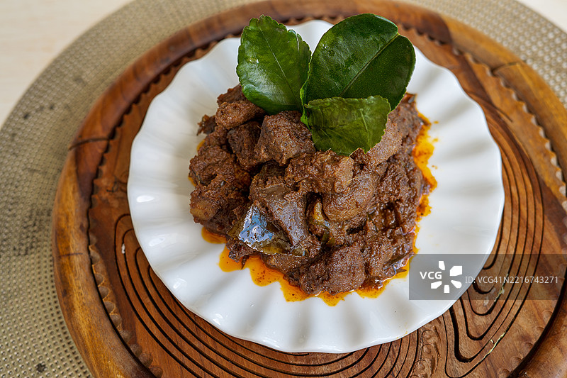 牛肉仁当，传统菜肴，通常在开斋节期间享用。图片素材