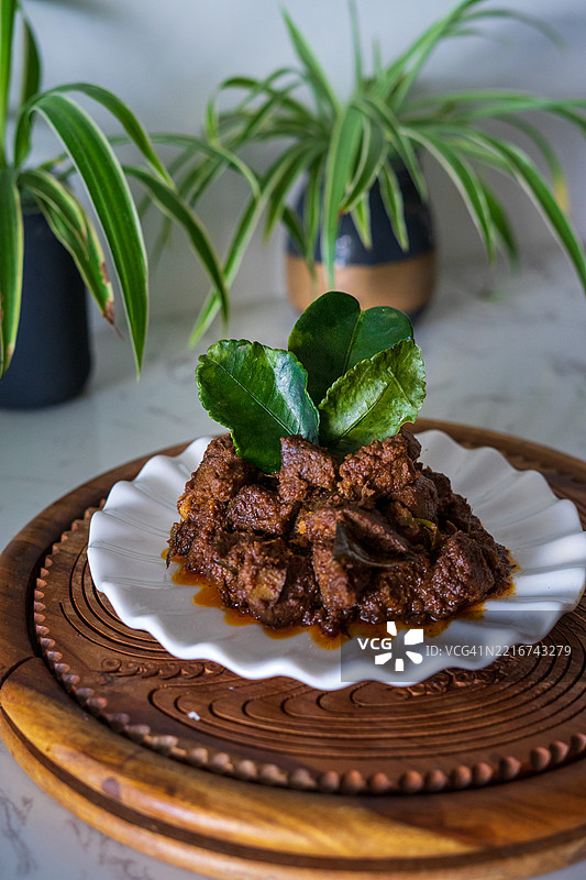 牛肉仁当，传统菜肴，通常在开斋节期间享用。图片素材