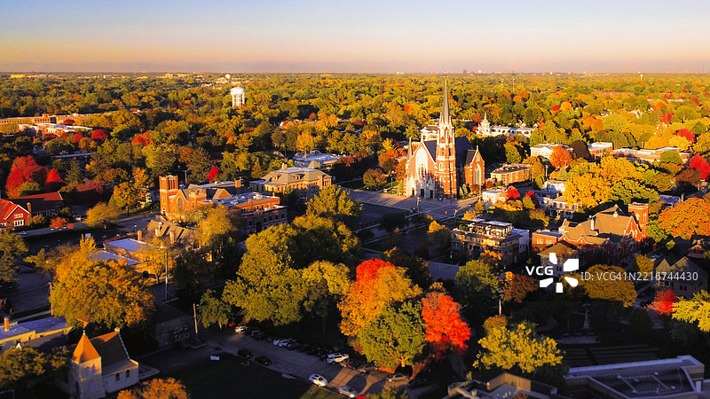 高角度俯瞰树木和建筑物与天空，伊利诺伊州纳珀维尔，美国图片素材