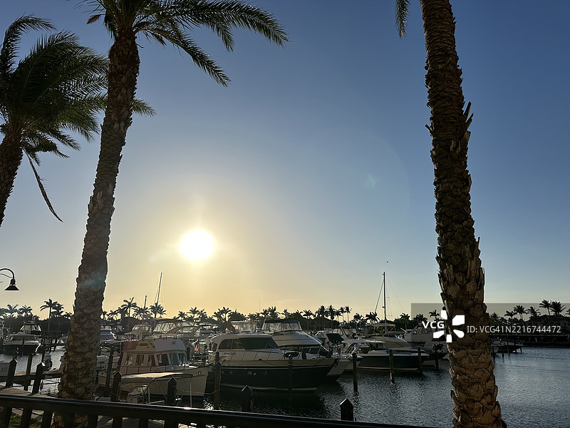 日落时分，佛罗里达州开普科勒尔的湖泊与天空的美丽景色图片素材