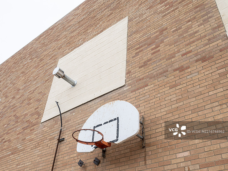 篮球场上篮球框的高角度视图，蒙大拿州，谢尔比，美国图片素材