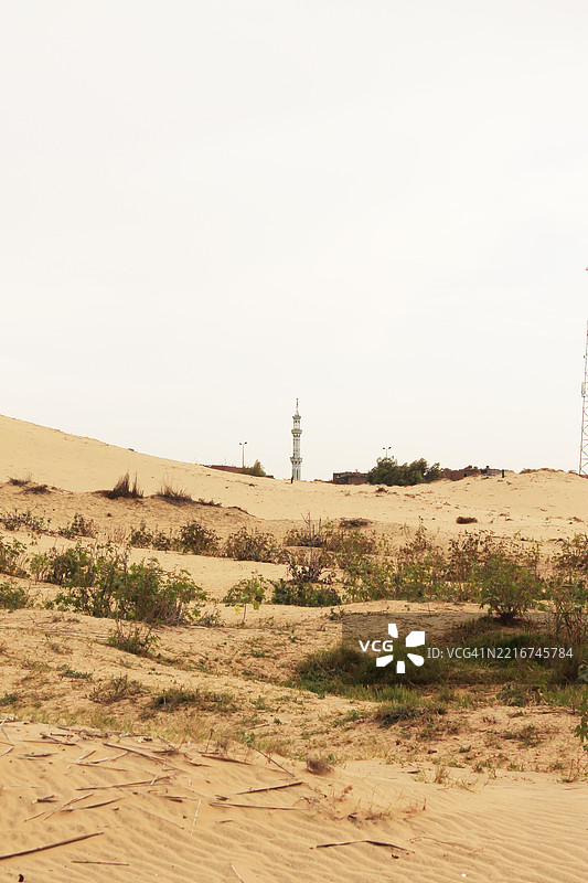 沙漠在晴朗天空下的美丽景色图片素材