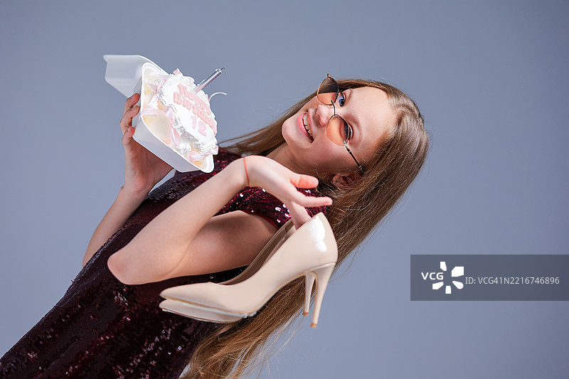 一个快乐的庆祝活动，旁边有一个美味的蛋糕和一双时尚的鞋子图片素材