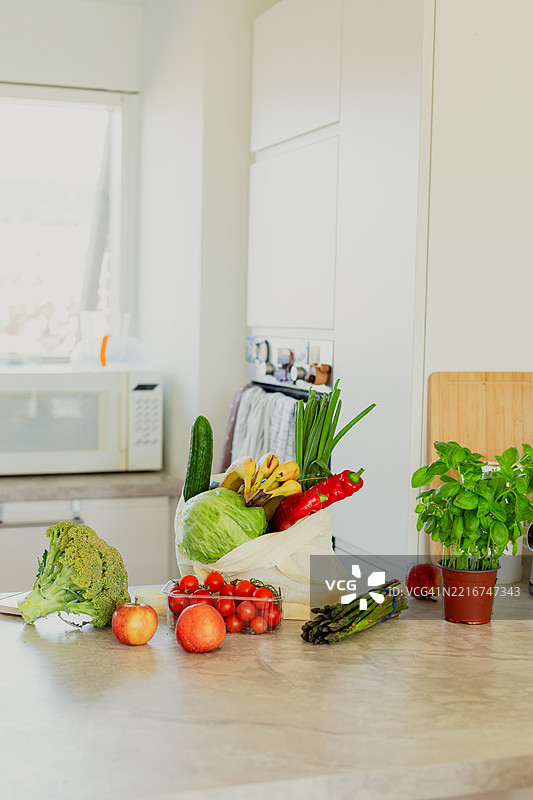 男人在厨房做饭图片素材