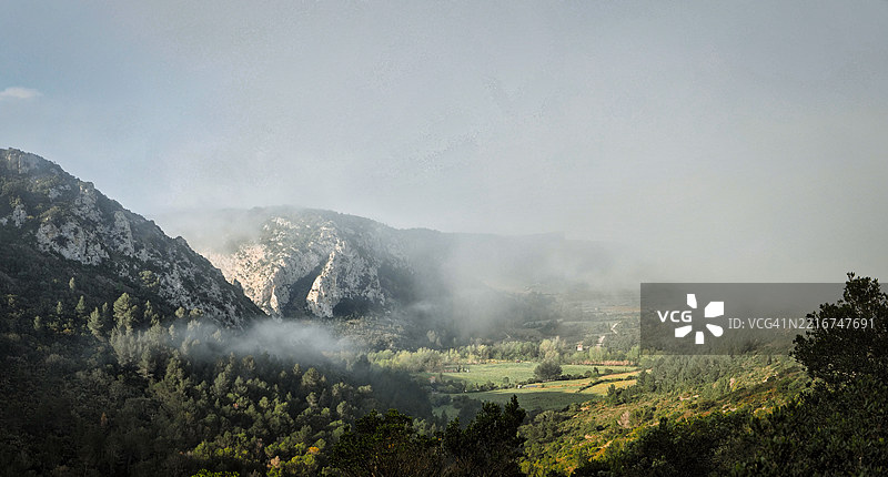 卡布里尔斯的雾蒙蒙山景图片素材