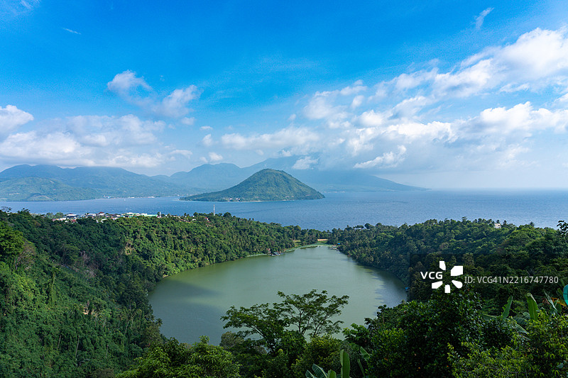 宁加德湖的美丽景色，背景是迈塔拉岛和提多尔岛图片素材
