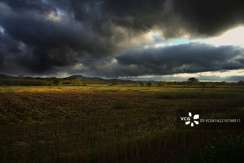 戏剧性的暴风云笼罩着乡村风景图片素材
