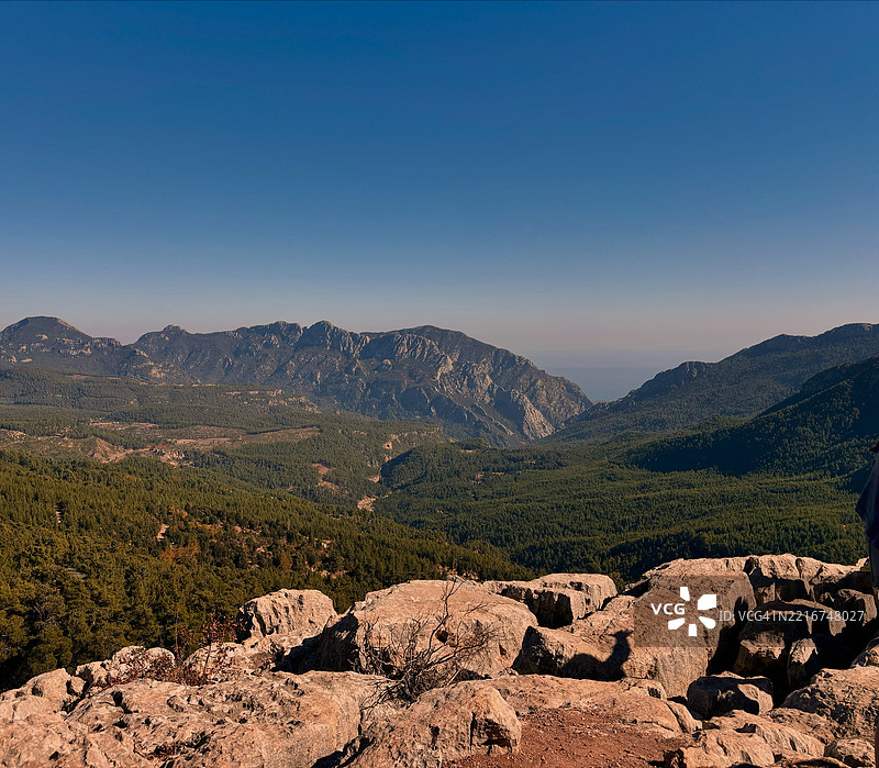 土耳其凯梅尔的雄伟山脉风景与森林山谷图片素材