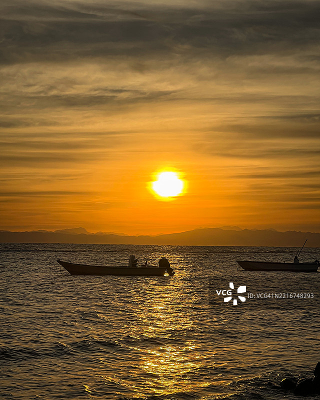 红海上金色日出与剪影船只，达哈布，埃及图片素材