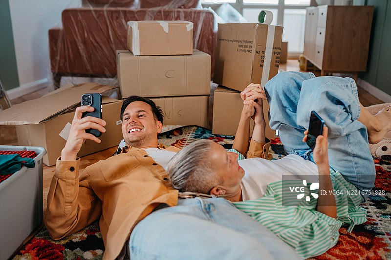 搬进我们的梦想家园图片素材