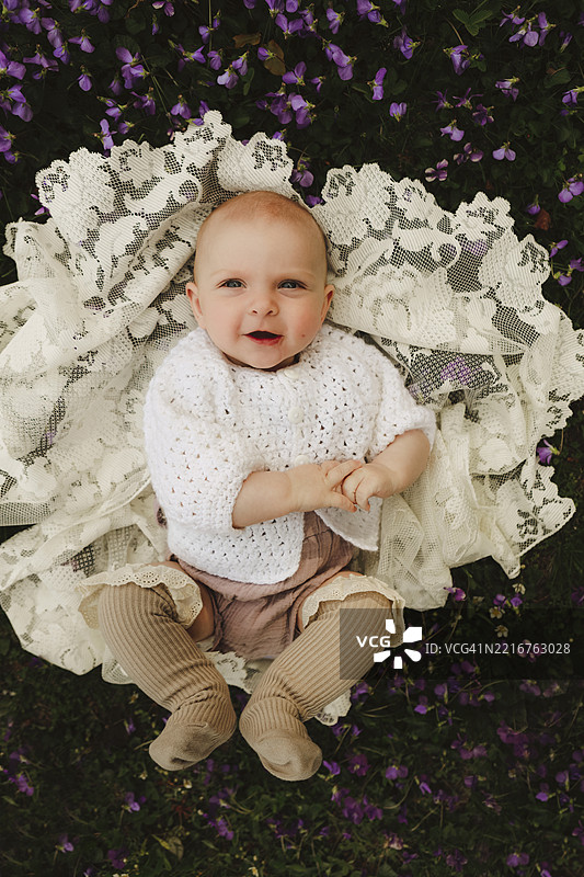在紫罗兰花丛中的小女孩图片素材