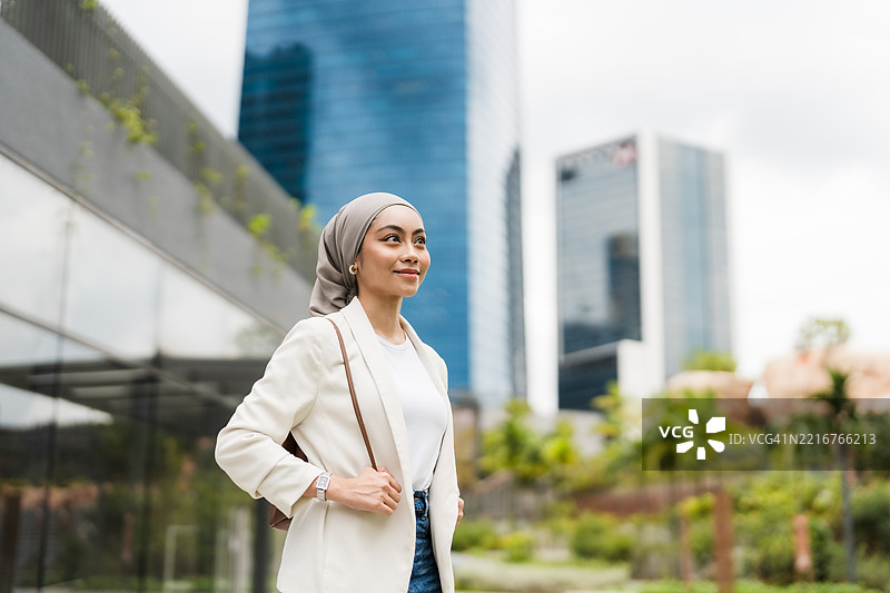 坚强、时尚、成功、意志坚定的女性在户外。图片素材