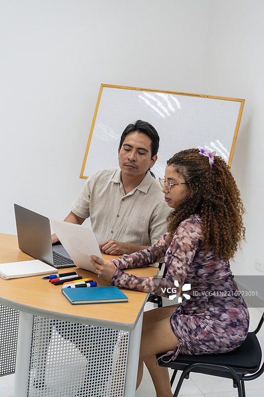 拉丁美洲同事在办公室合作项目图片素材