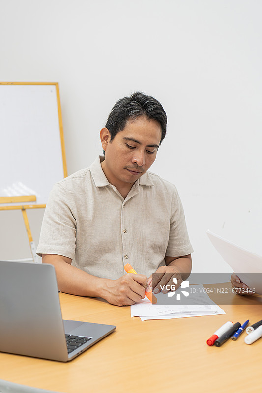 土著教师在桌子上审阅文件图片素材