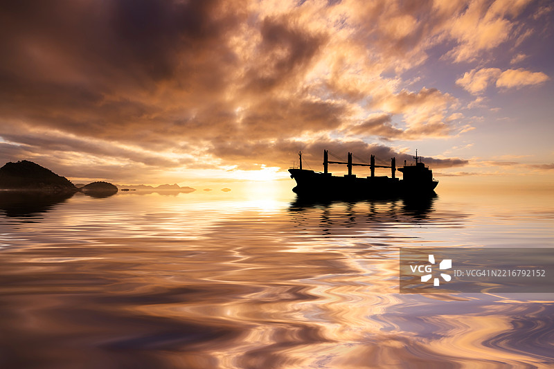 日落时分的海上货船。物流与货物运输图片素材