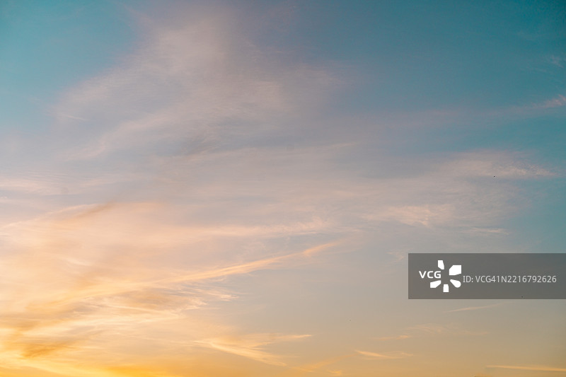 美丽的日落天空，轻柔的云彩营造出宁静的氛围图片素材