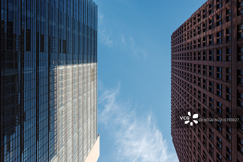 现代建筑之间的天空视角图片素材