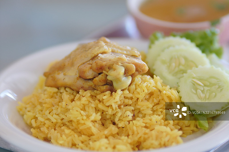 鸡肉香饭，黄色，传统印度菜，由米饭和腌制香料的鸡肉以及绿色酱料组成。图片素材