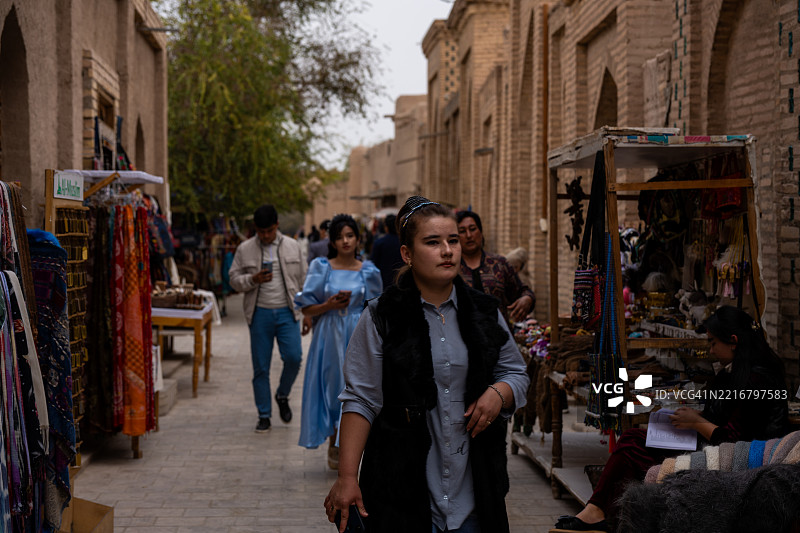 游客和商贩在希瓦伊昌卡拉热闹的手工艺品小巷中图片素材