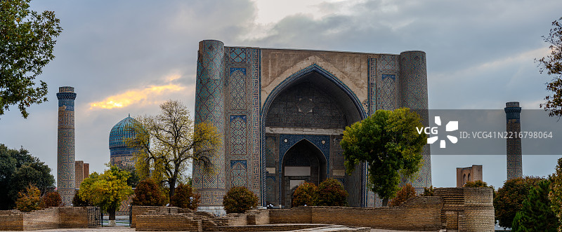 撒马尔罕的比比卡尼姆清真寺及周围的宣礼塔在黄昏时的全景。图片素材