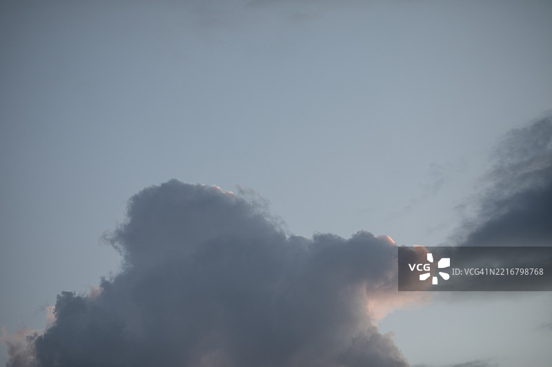 极简云空对比图图片素材