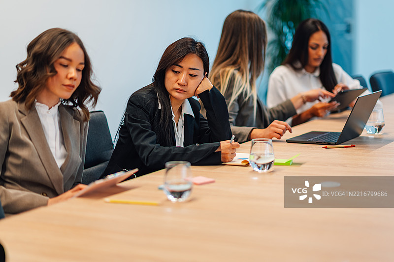 女商人在办公室参加公司会议图片素材