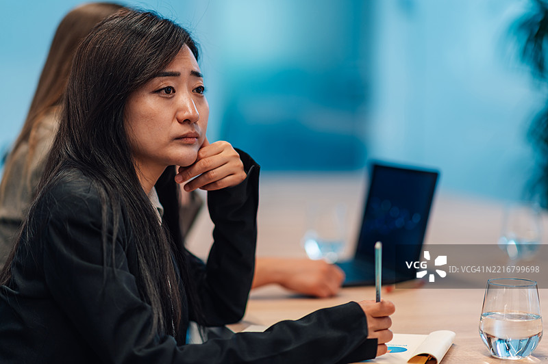 女商人在办公室会议中专心倾听图片素材