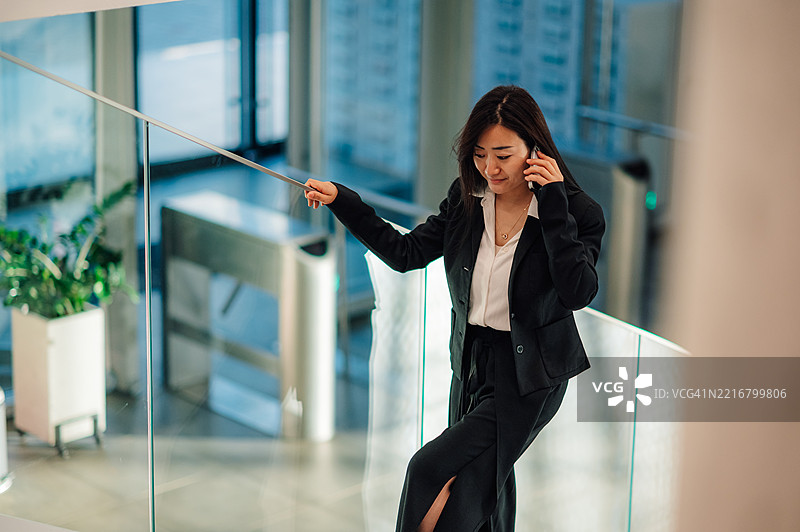 现代办公大楼内的女商人正在打电话图片素材