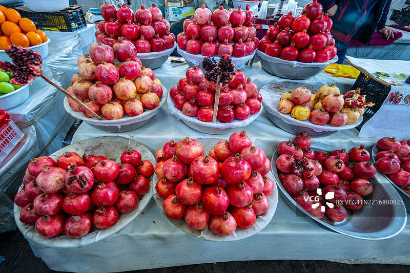 乌兹别克斯坦塔什干乔尔苏市场的多彩石榴展示图片素材