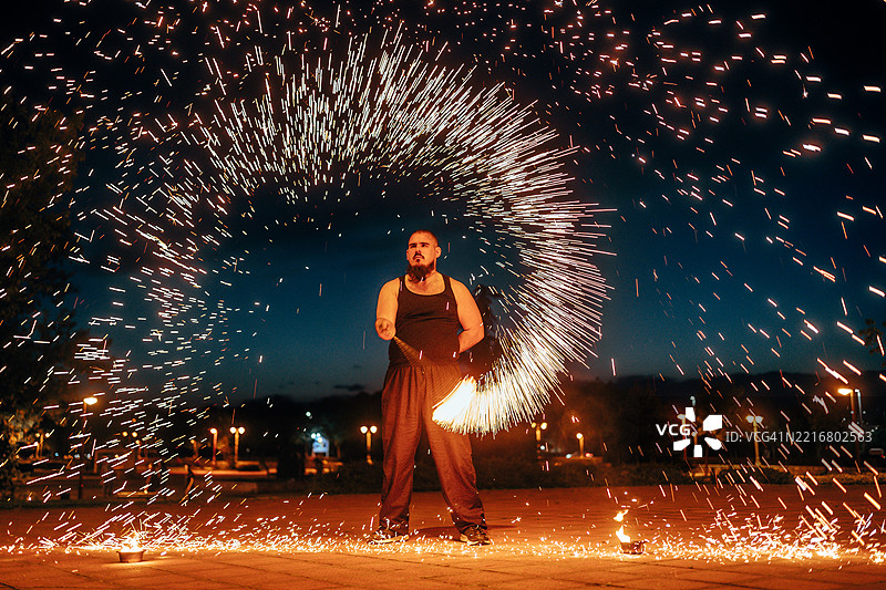 火焰表演者创造出惊艳的光轨图片素材