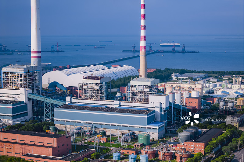 热电发电的鸟瞰图，烟囱排放二氧化碳图片素材