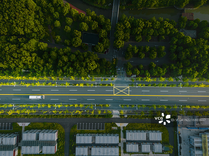 森林中间的乡村道路鸟瞰图图片素材