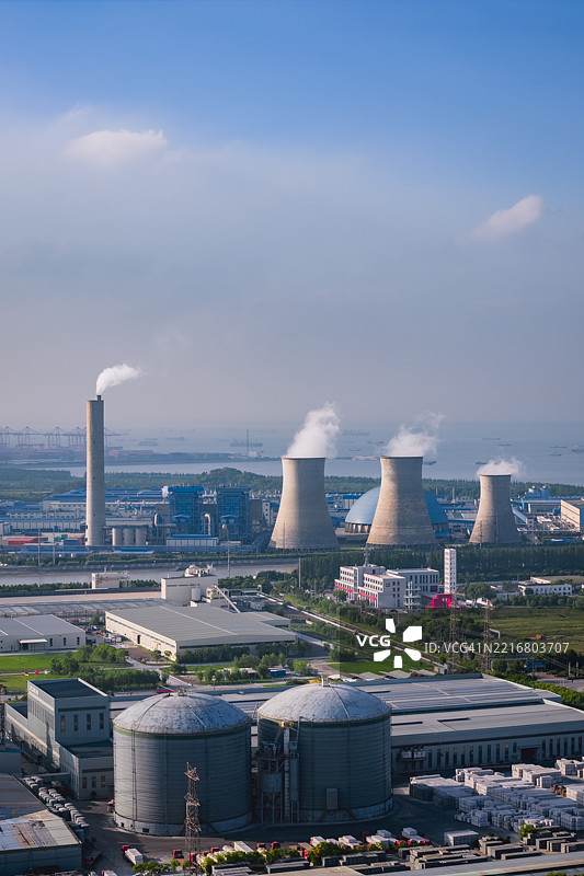 热电厂的鸟瞰图，烟囱排放二氧化碳图片素材