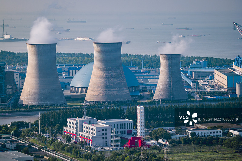 热电厂的鸟瞰图，烟囱排放二氧化碳图片素材