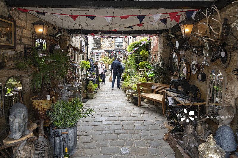 游客在贝克韦尔的赫本法院购物中心浏览商品图片素材