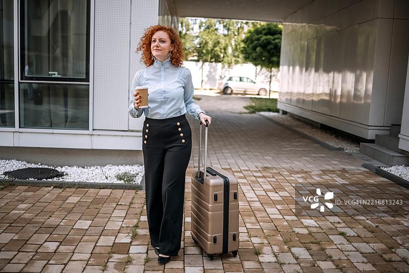 商务人士携带行李进行商务旅行图片素材